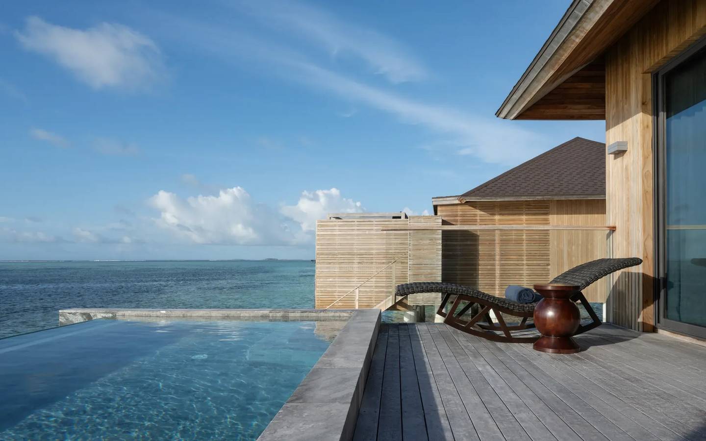 Madifushi_Private_Island_Maldives_Sunrise_Pool_Villa_Terrasse