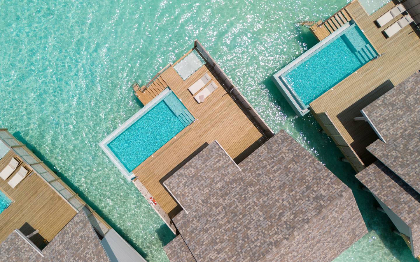 Ananea-Madivaru-Maldives-Water-Pool-Villa-Außenansicht-Drohnenaufnahme