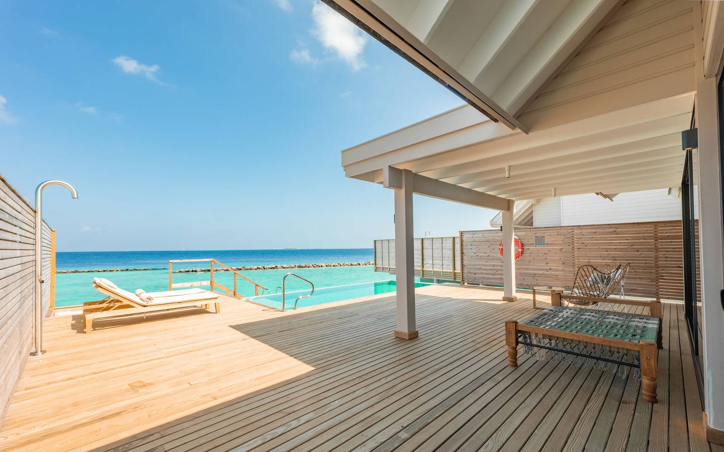 Ananea-Madivaru-Maldives-Water-Pool-Villa-Außenansicht-Terrasse