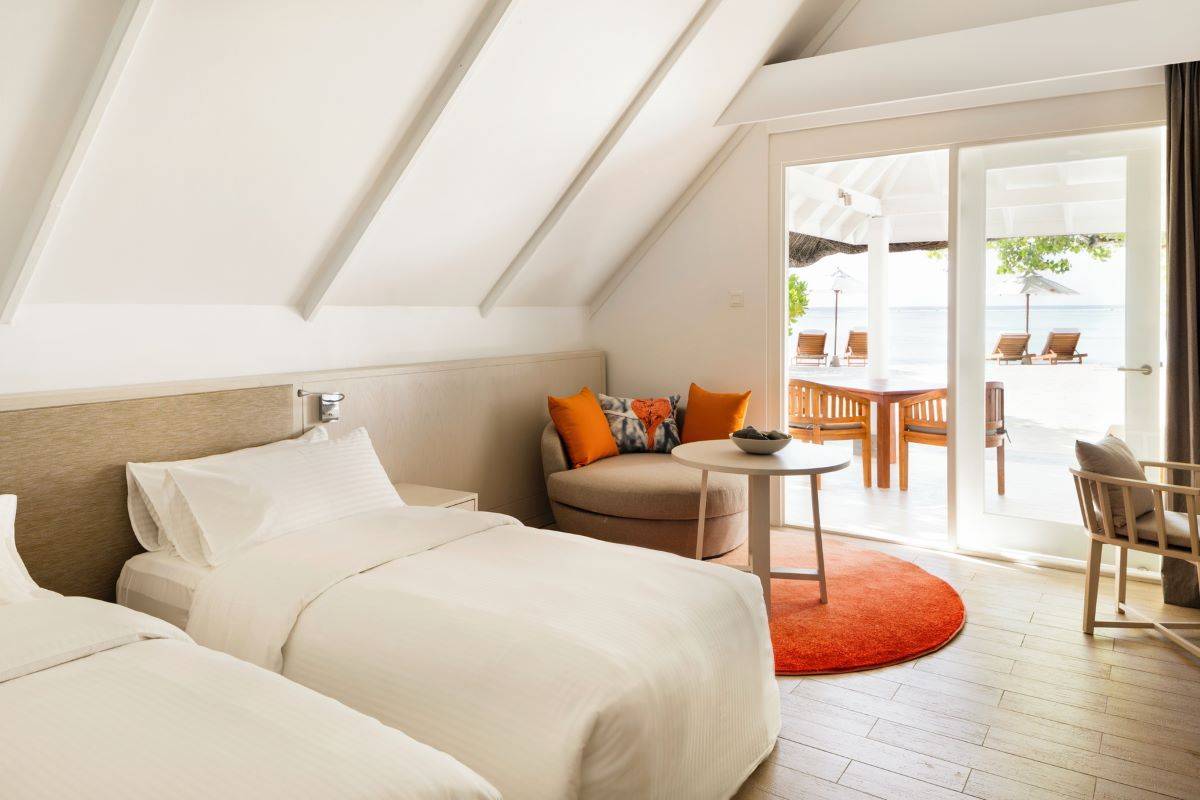 Lux* South Ari Atoll, Two Bedroom Family Beach Pavilion, Schlafzimmer mit Sofaecke, Twin Bett