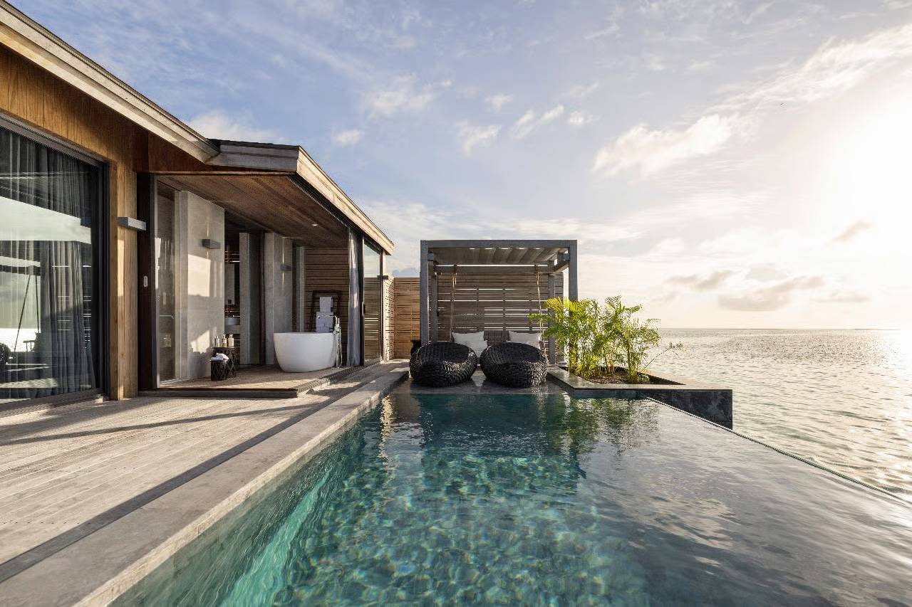 Madifushi_Private_Island_Maldives_Sunset_Pool_Villa_Außenansicht