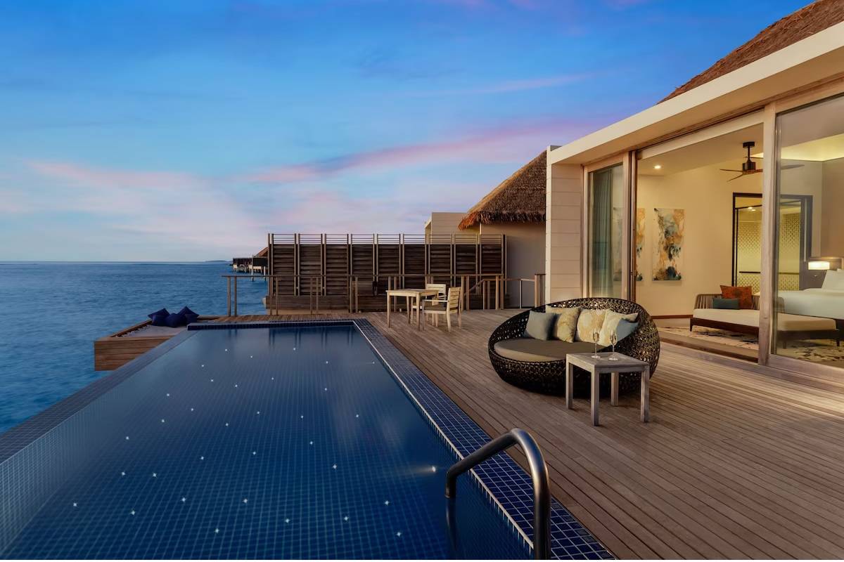 Überwasservilla Sonnenuntergang Radisson Hotel Maldives 5