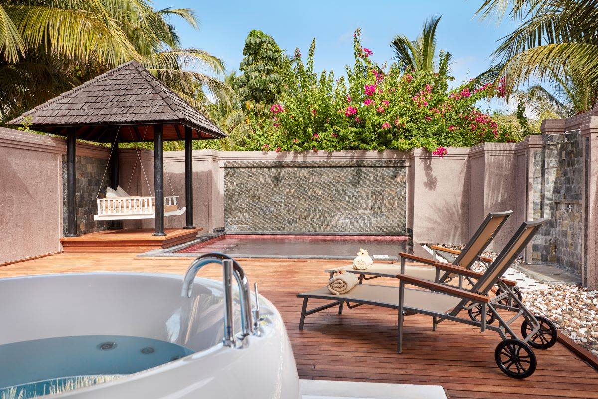 Sun Siyam Iru Fushi, Malediven, Celebrity Retreat, Jacuzzi, Cabana mit Schaukel, Pool