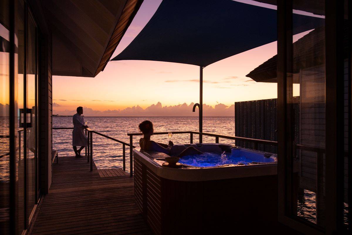 Outrigger Maldives Maafushivaru Resort, Malediven, 1 Bedroom Sunset Over Water Villa with Hot Tub, Whirlpool