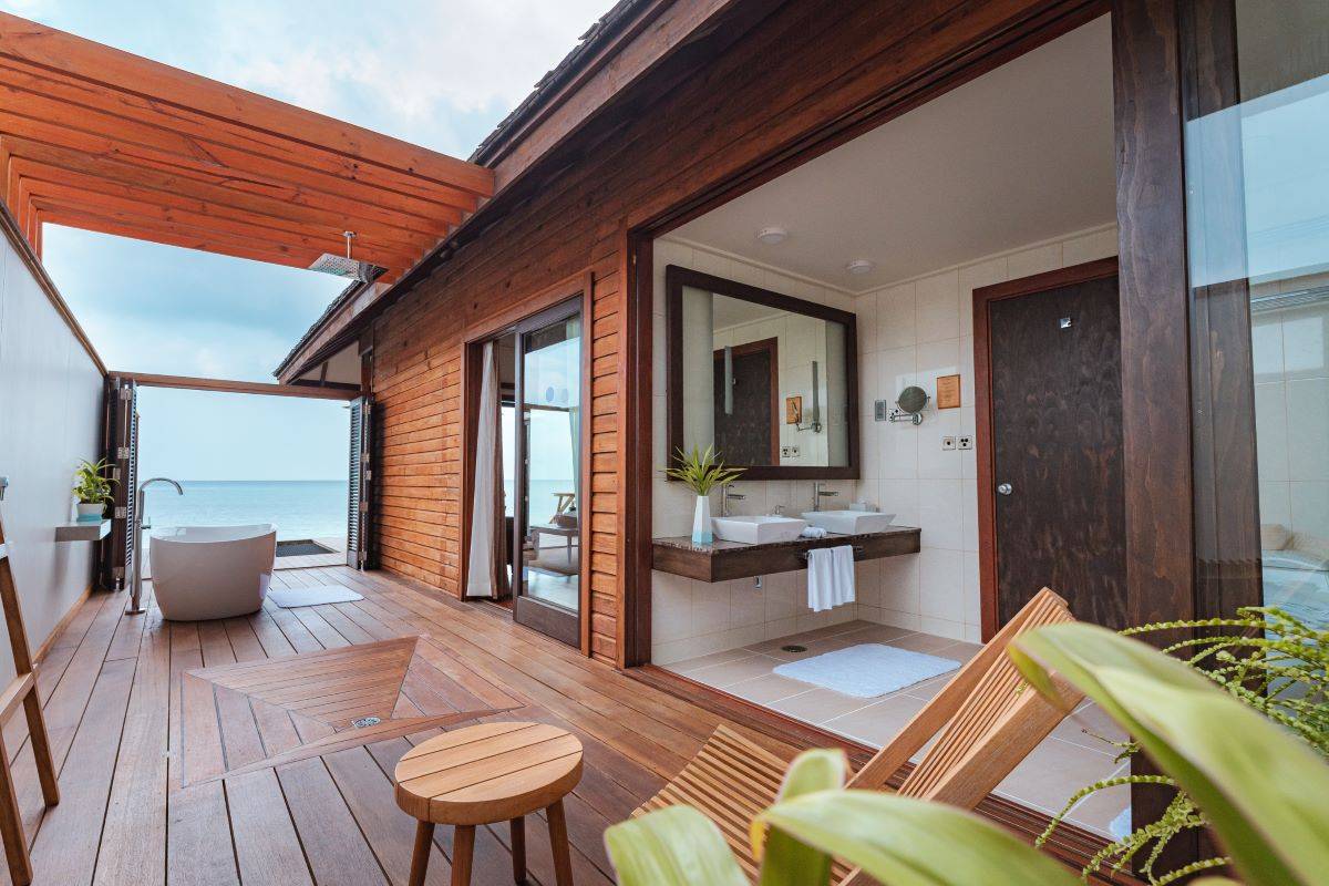 Veligandu Island Resort, Malediven, Sunset Ocean Villa, Badezimmer Innenbereich und Außenbereich