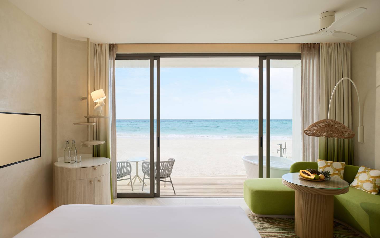 Centara_Mirage_Beachfront_Romm_with_Bath_4