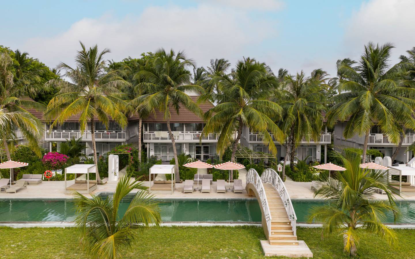 Sun_Siyam_Olhuveli_Malediven_Main_Island_Beach_Pavillon_Außenansicht_Strand