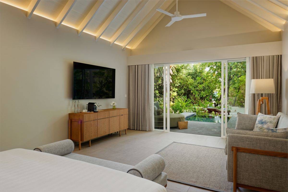 Raaya by Atmosphere, Malediven, Beach Villa with Pool, Wohnbereich
