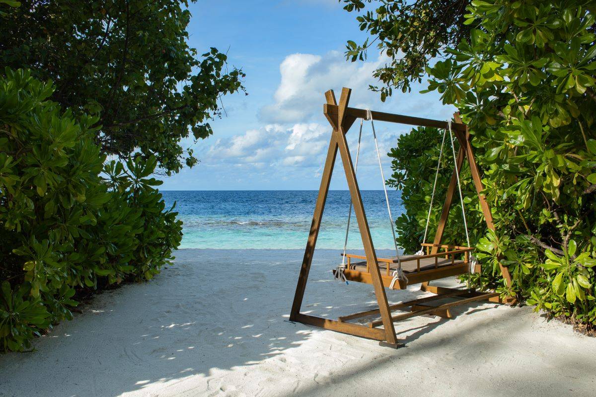 Dhawa Ihuru, Malediven, Beachfront Rainmist Villa, Strand mit Schaukel