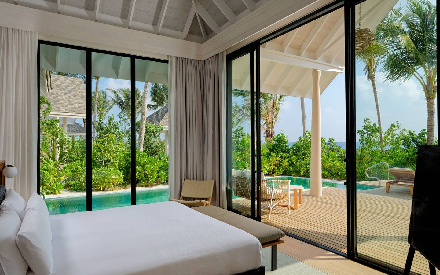 Ananea-Madivaru-Maldives-Deluxe-Beach-Pool-Villa-Schlafen2