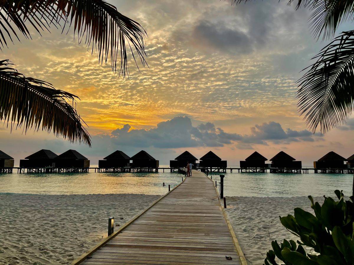 Veligandu Island Resort, Malediven, Sunset Ocean Villa, Steg zu Wasservillen
