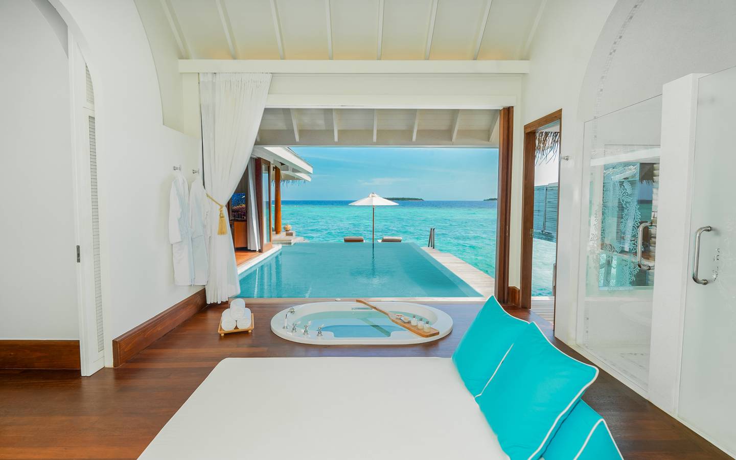 Anantara Kihavah - Over Water Pool Villa Bathroom