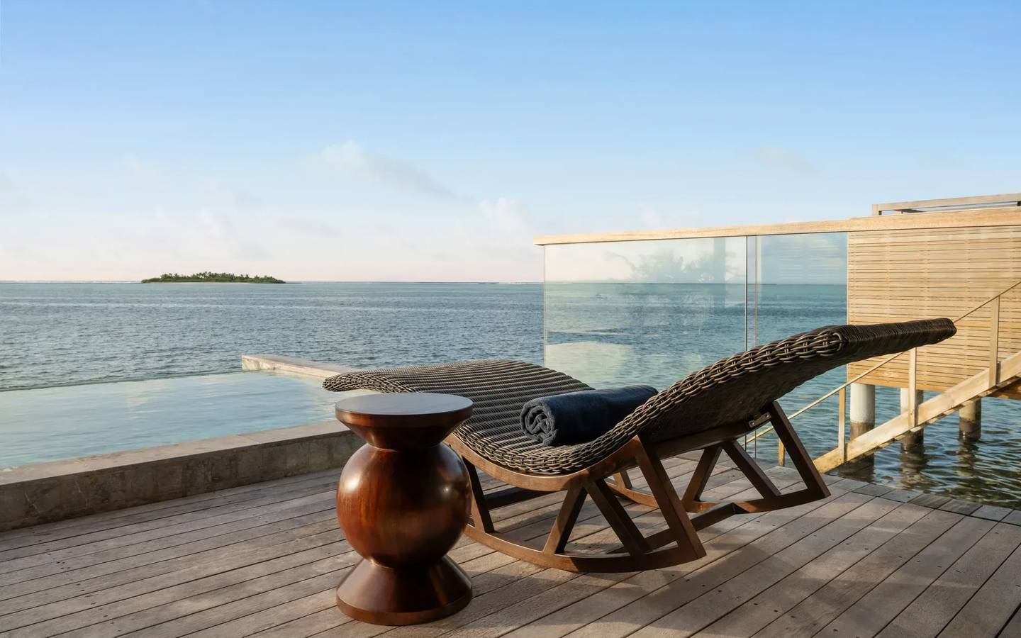Madifushi_Private_Island_Maldives_Sunrise_Pool_Villa_Terrasse_2
