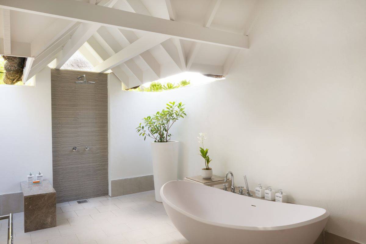 Lux* South Ari Atoll, Two Bedroom Family Beach Pavilion, Badezimmer