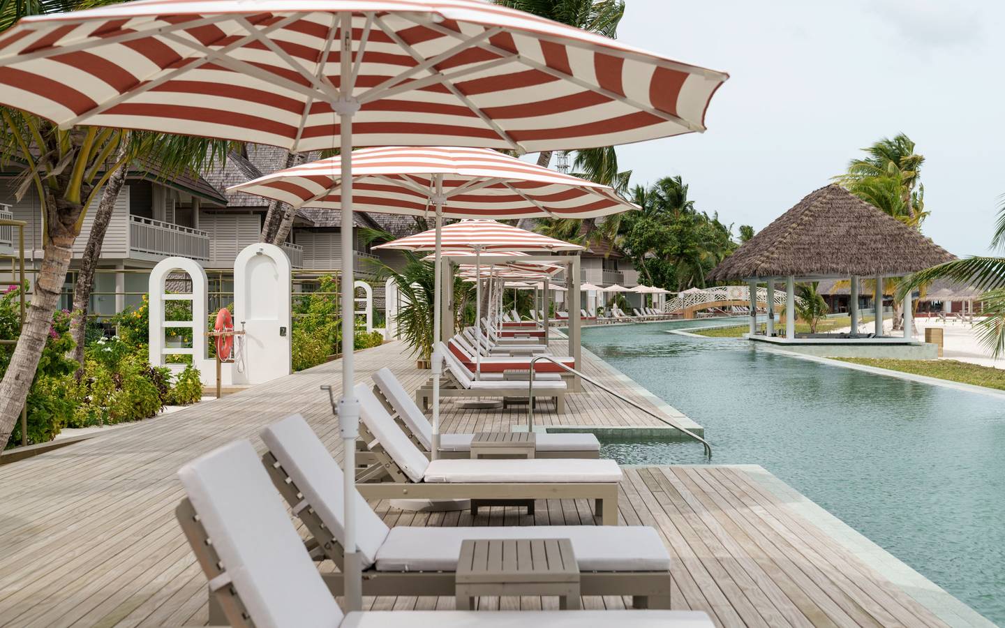 Sun_Siyam_Olhuveli_Malediven_Main_Island_Beach_Pavillon_Pool