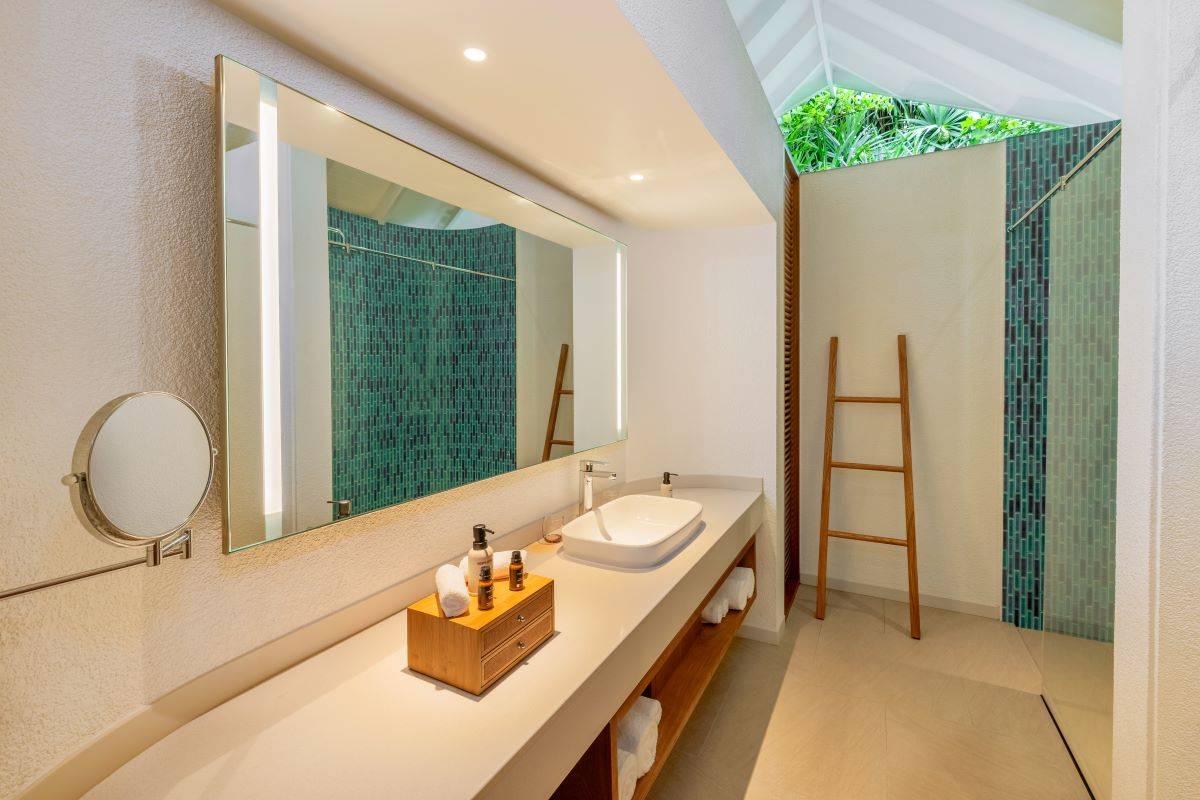 Raaya by Atmosphere, Malediven, Two Bedroom Family Beach Villa, Badezimmer