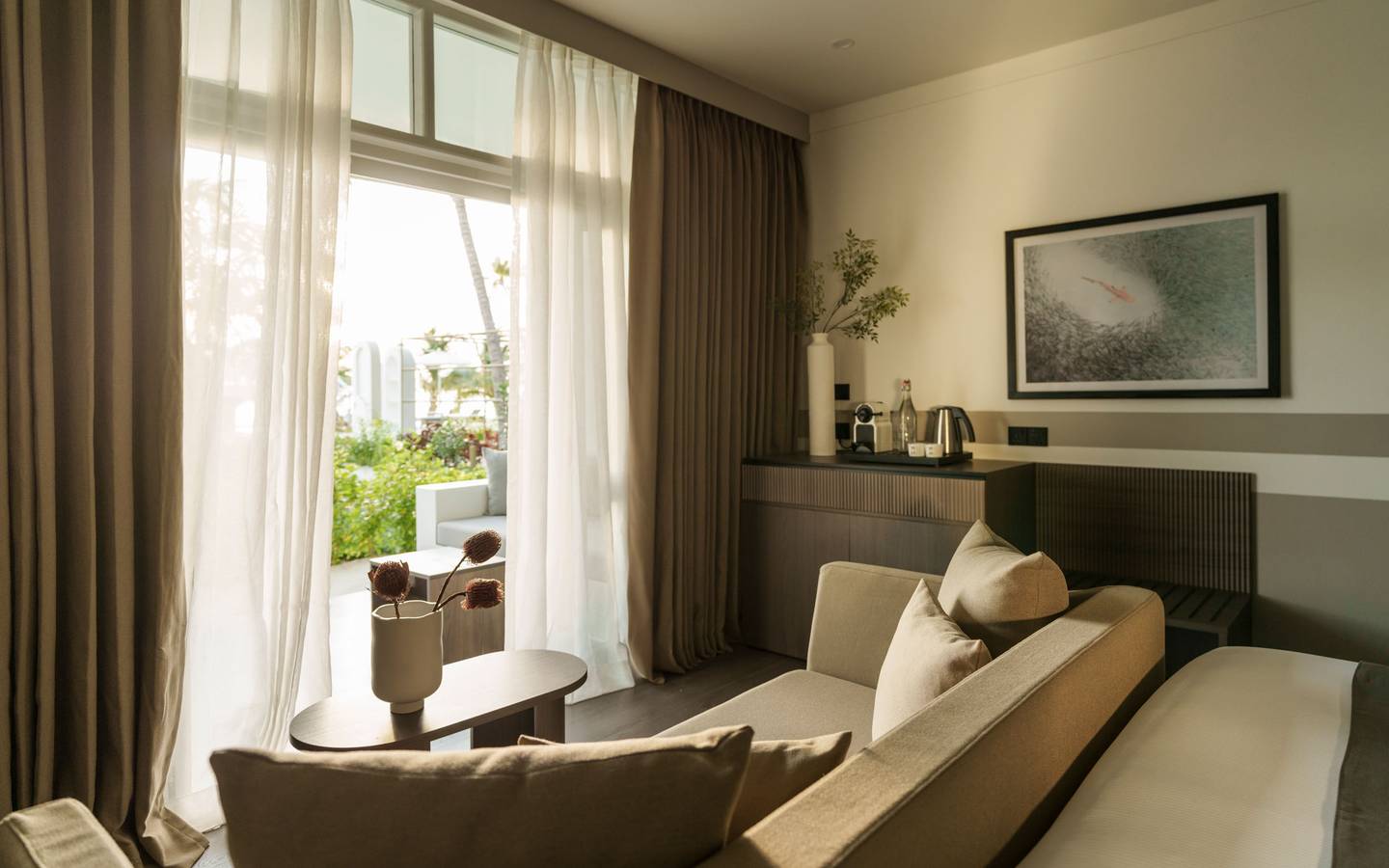 Sun_Siyam_Olhuveli_Malediven_Main_Island_Beach_Pavillon_sofa