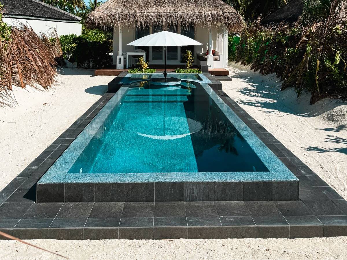 Lux* South Ari Atoll, Romantic Beach Pool Villa, Außenanischt mit Pool