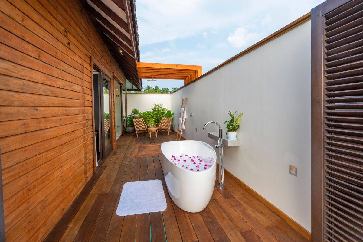 Veligandu Island Resort, Malediven, Sunset Ocean Villa, Badewanne im Freien