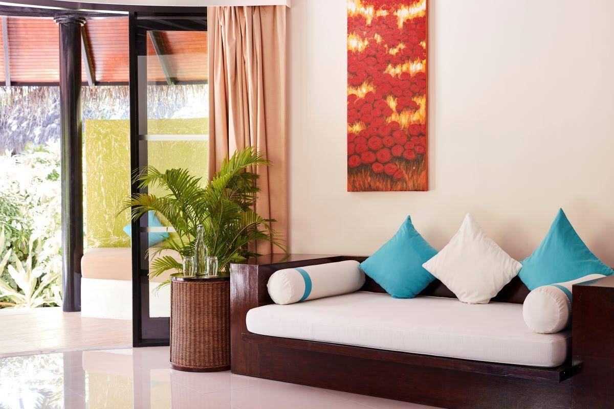 Sun Siyam Iru Fushi, Malediven, Pool Beach Villa, Wohnbereich mit Sofa
