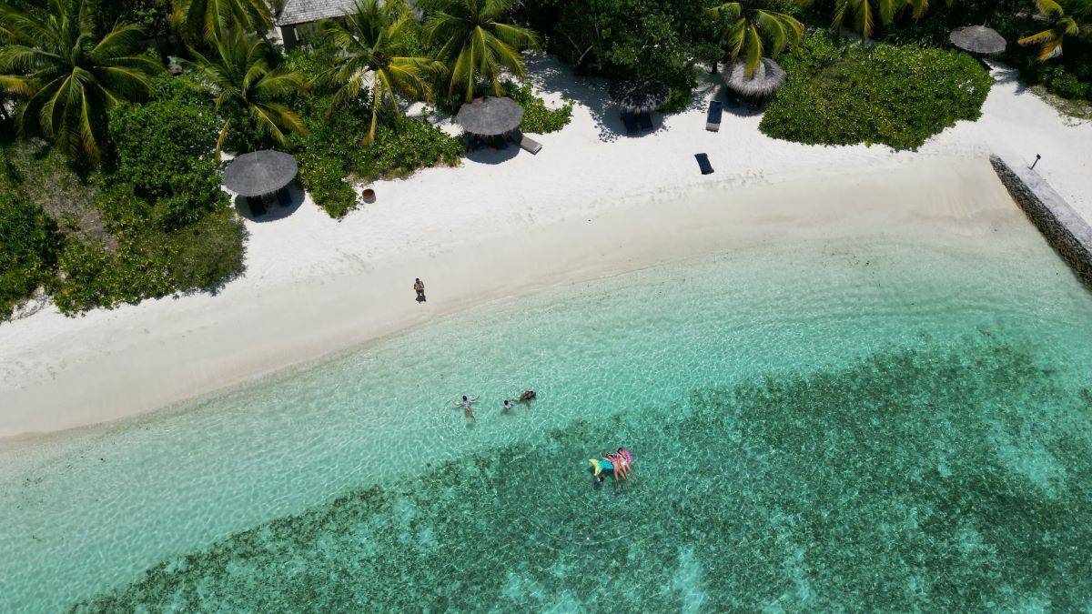 Veligandu Island Resort, Malediven, Beach Villa, Strand