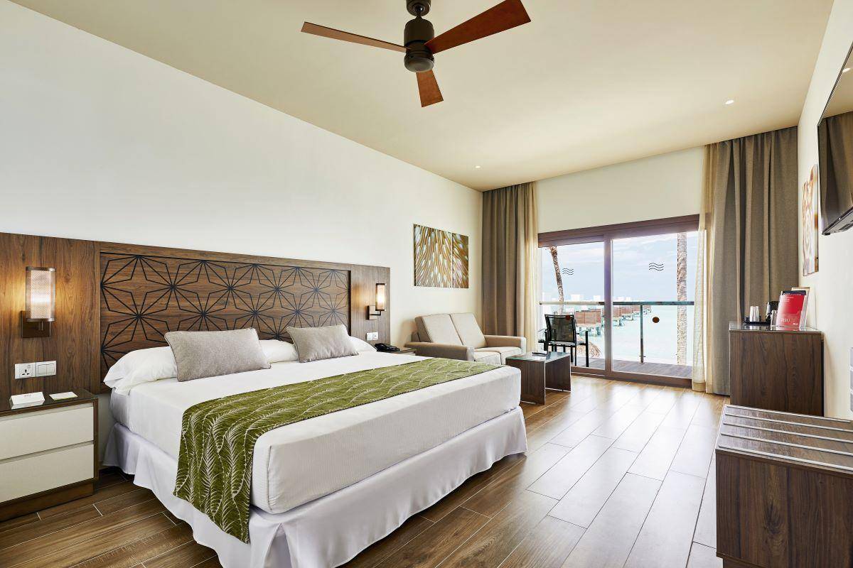 RIU Atoll, Malediven, Double Room, Schlafzimmer mit Ausgang zum Balkon