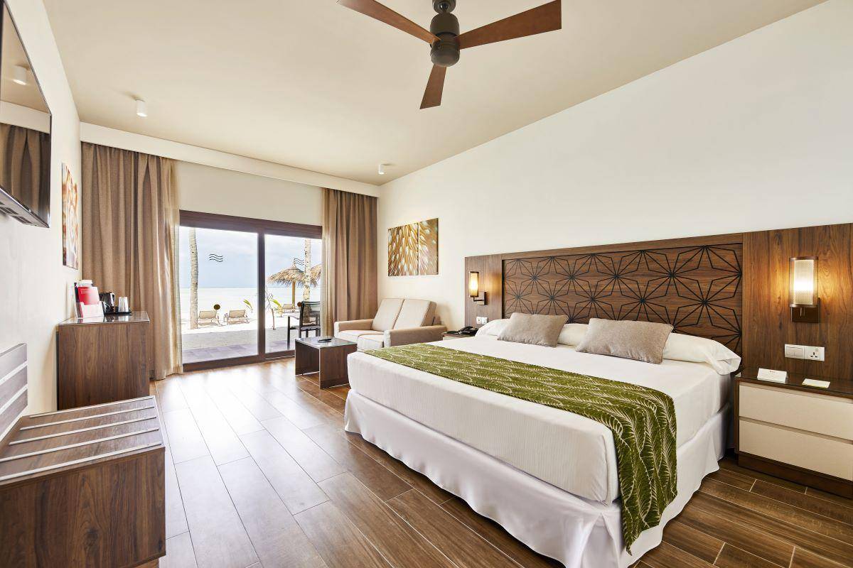 RIU Atoll, Malediven, Beach Room, Schlafzimmer mit Ausgang zur Terrasse