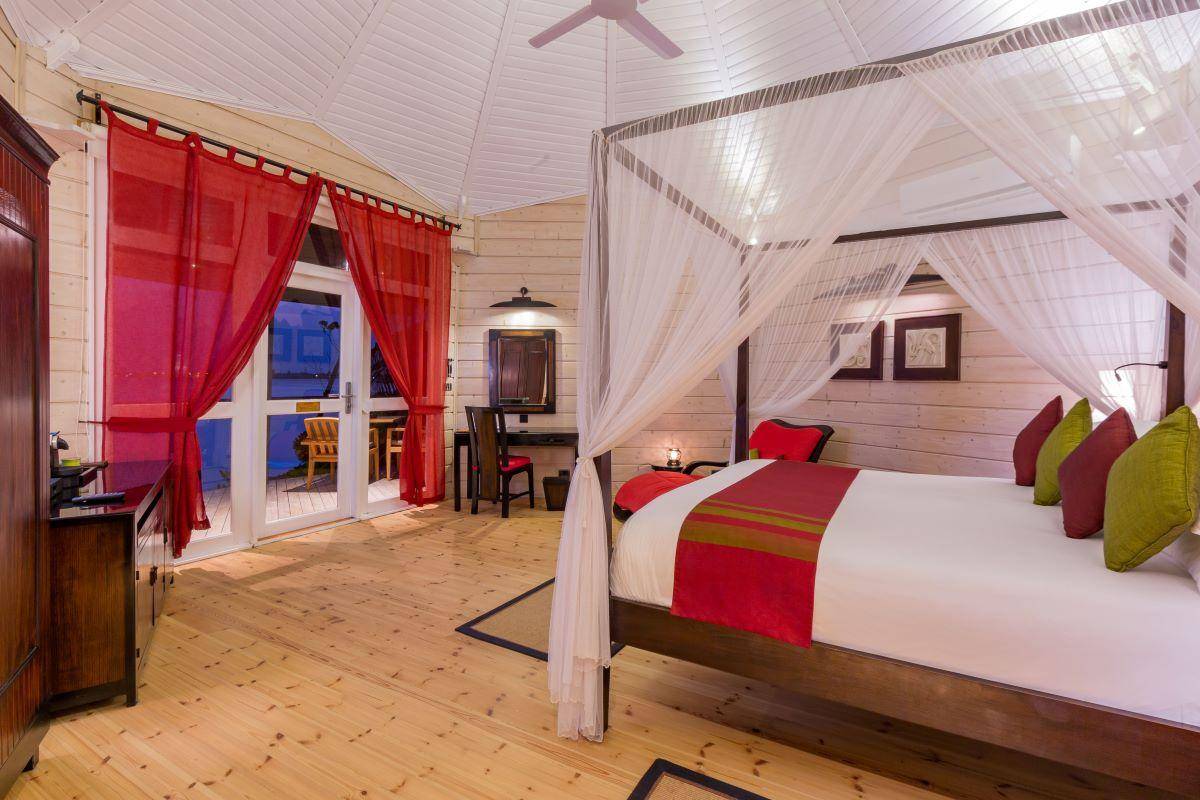 Komandoo Island Resort, Malediven, Beach Villa, Schlafzimmer mit Ausgang zur Terrasse