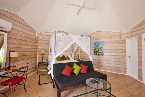 Kuredu_Resort_Maldives_Premium_Strandvilla_Schlafzimmer