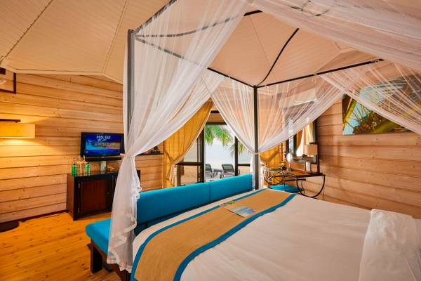 Kuredu Island Resort, Malediven, Sangu Jacuzzi Beach Villa, Schlafzimmer mit Himmelbett