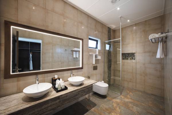 Kuredu_Resort_Maldives_Strandville_mit_zwei_Schlafzimmern_Badzimmer