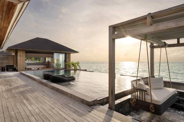 Madifushi_Private_Island_Maldives_Tranquil_Sunrise_Aqua_Pool_Villa_Glasboden_Terrasse