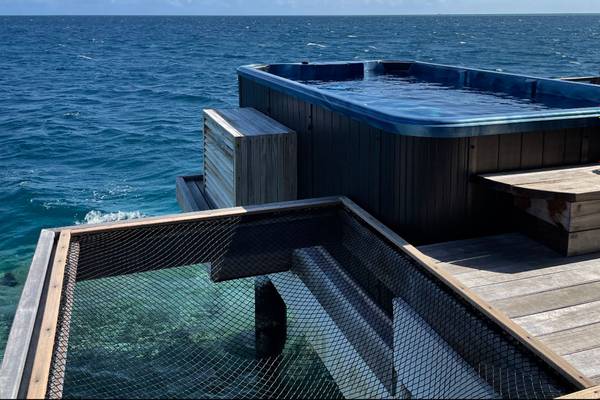 Pool_Jacuzzi_Water_Villa_Cocogiri _Island_Resort_4