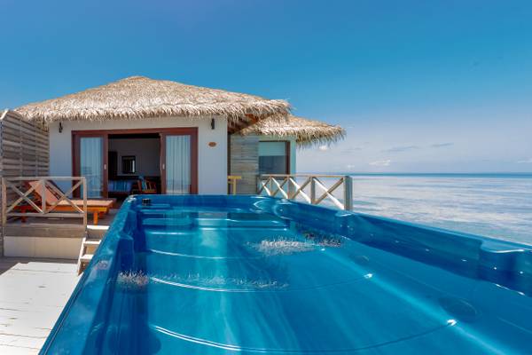 Pool_Jacuzzi_Water_Villa_Cocogiri _Island_Resort_1