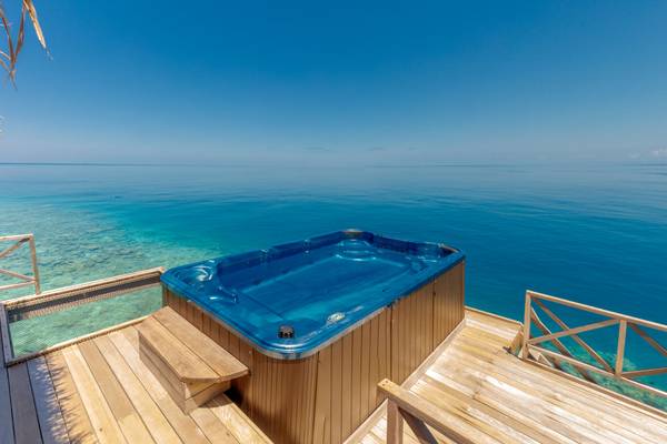 Pool_Jacuzzi_Water_Villa_Cocogiri _Island_Resort_3