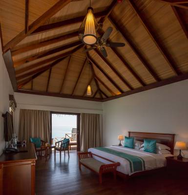 Pool_Jacuzzi_Water_Villa_Cocogiri _Island_Resort_2