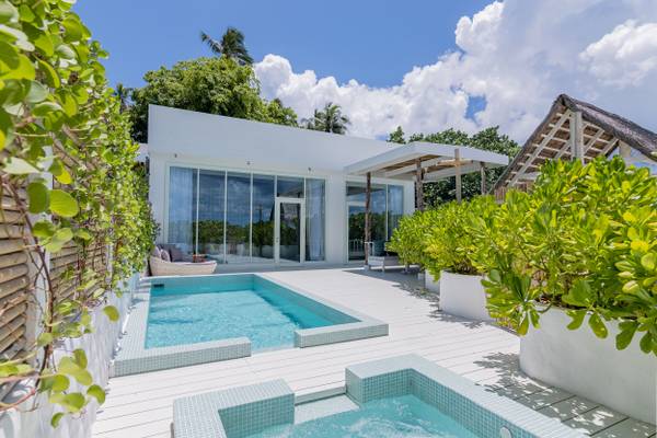 Malahini_Kuda_Bandos_Sunset_Beach_Pool_Suite_1