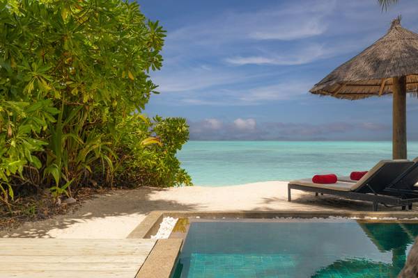 NH_Collection_Maldives_Havodda_Resort_Guest_Room_Sunset_Beach_Pool_Villa_Sunbeds_Full