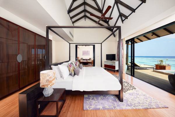 NH_Collection_Maldives_Havodda_Resort_Over_Water_Pool_Suite_1