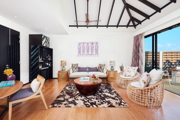 NH_Collection_Maldives_Havodda_Resort_Over_Water_Pool_Suite_Living