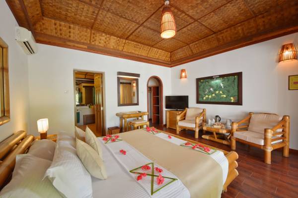 Angaga_Island_Resort_Spa_Superior_Beach_Bungalow_Living_1