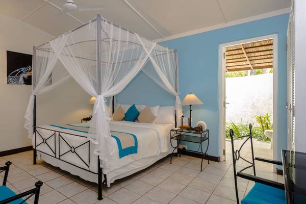 Kuredu_Resort_Maldives_Strandbungalow_2
