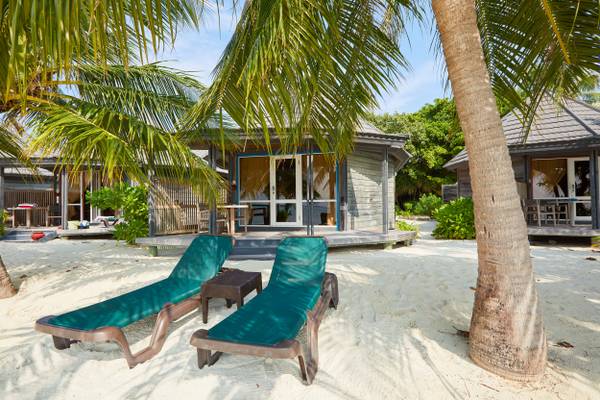 Kuredu Island Resort, Malediven, Sangu Jacuzzi Beach Villa_Terrasse_mit_Sonnenliegen