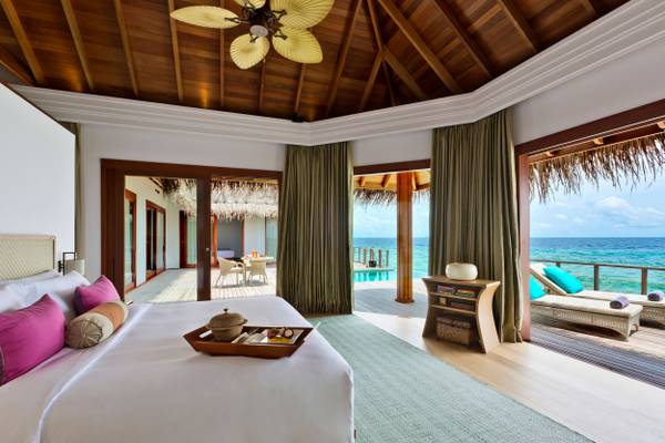 dusit-thani-maldives-accommodation-two-bedroom-ocean-pavilion-bedroom-lifestyle_2