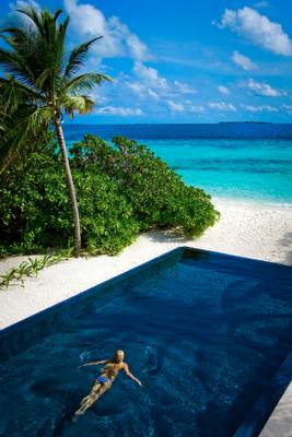 dusit-thani-maldives-accommodation-lifestyle-two-bedroom-beach-residence-pool-deck