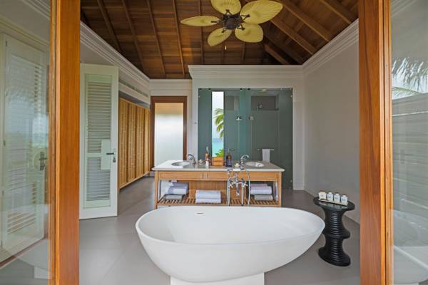 dusit-thani-maldives-accommodation-two-bedroom-beach-residence-bathroom-interior
