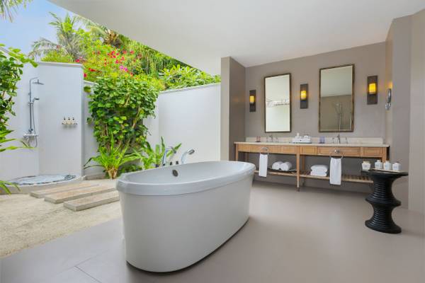 dusit-thani-maldives-accommodation-two-bedroom-beach-residence-bathroom