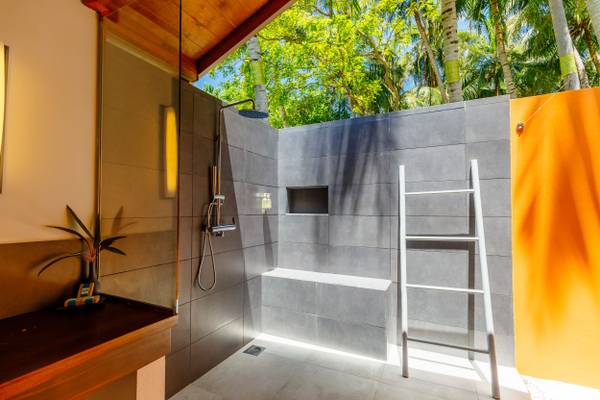 Meeru-Beach-Villa-Bathroom