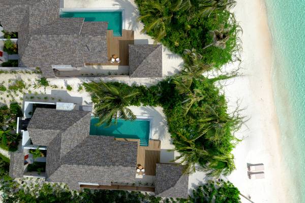 Ananea-Madivaru-Maldives-Deluxe-Beach-Pool-Villa-Drohnenaufnahme