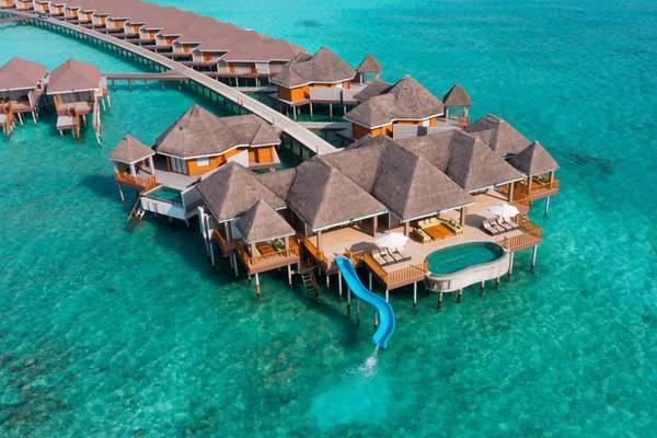 Over_Water_Pool_Residence_Brennia_Kottefaru_1